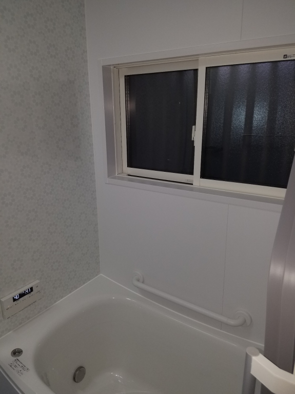 施工後　ＹＫＫＡＰ窓浴室用樹脂マドリモ